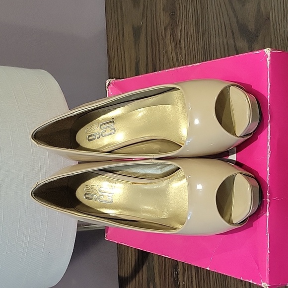 Beige open toe heels size 5.5 - Picture 2 of 4